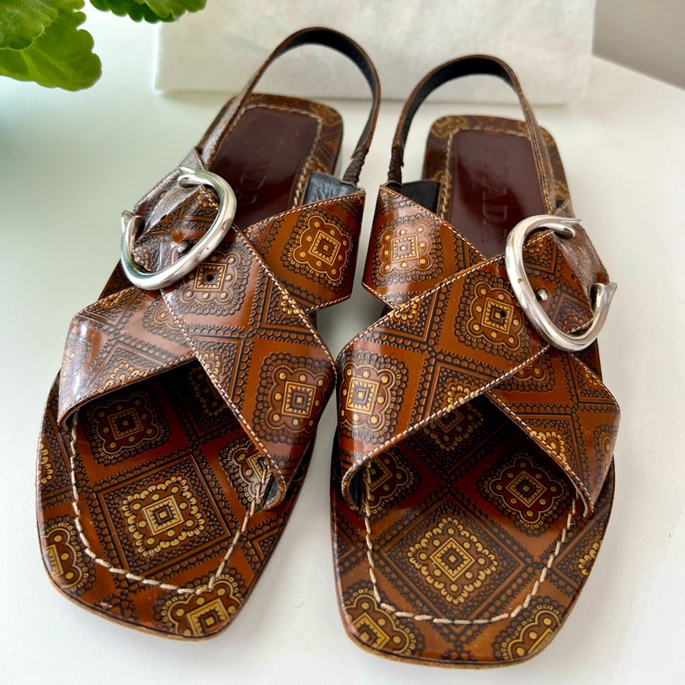 PRADA VERO CUOIO FLAT SANDALS w/EMBOSSED DESIGN size 35/US 5